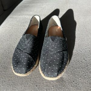 Toms women’s size 9.5 navy blue and white polka dot